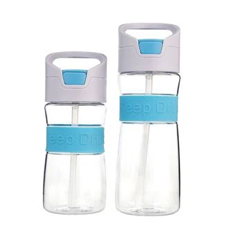 Prilagodite bocu s vodom s poklopcem od slame